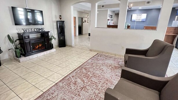 Ein Wohnzimmer mit Kamin, Fernseher und einer Rezeption.