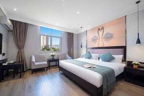 A modern hotel room with a large bed, a desk, a chair, and a window with a city view. - Moore Hotel Yuxi (Yuxi)