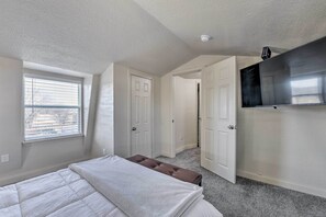 2 slaapkamers, een bureau, een strijkplank/strijkijzer, internet