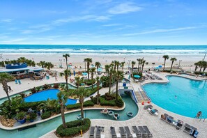 Innendørsbasseng og et oppvarmet basseng