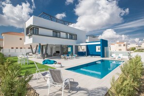 Outdoor pool, sun loungers - Protaras Holiday Villa Cr3 (Protaras)