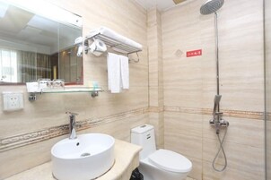 Un baño con lavamanos, inodoro y ducha.