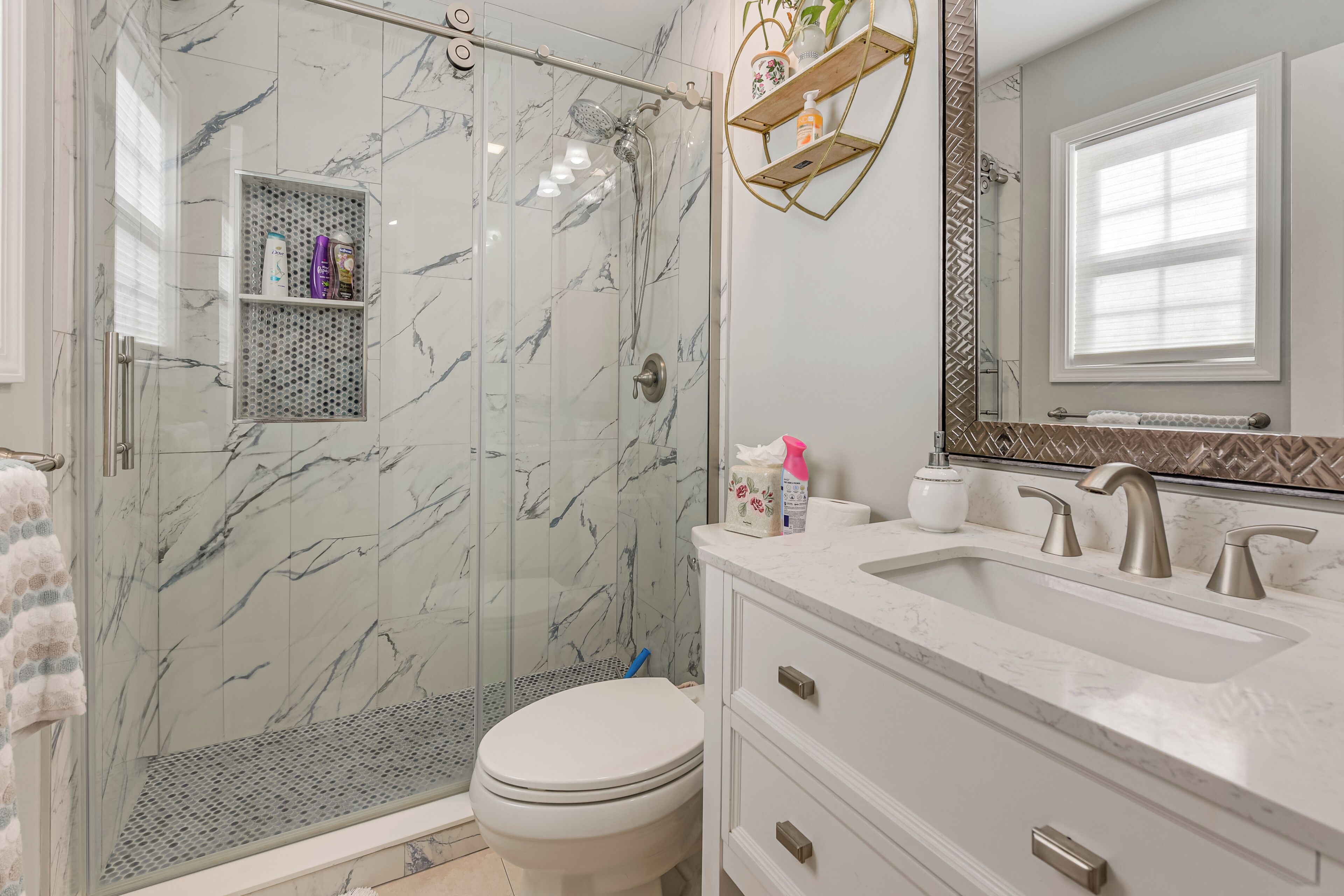 Amenidades de baño gratuitas, secadora de cabello, toallas 