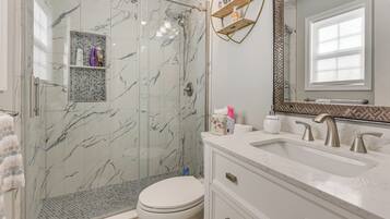 Amenidades de baño gratuitas, secadora de cabello, toallas