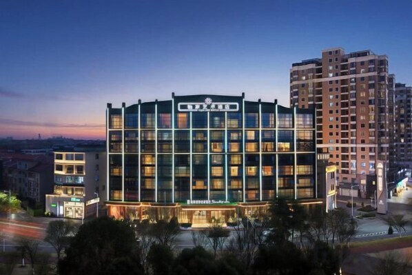 Een hotel met meerdere verdiepingen, een modern gevelontwerp, grote ramen en een opvallende entree.