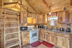 Frigorífico, microondas, placa de cocina y cafetera o tetera