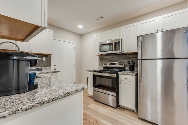 冰箱、微波炉、烤箱、炉灶