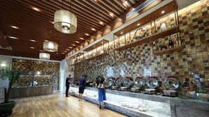 A buffet area with a checkered tile backsplash, wooden ceiling, and a marble counter. - Greentree Eastern Hotel (Jianhu Ouba Liya Life Square) (Jianhu)