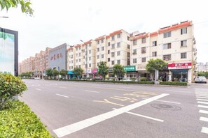 A multi-story building with commercial establishments on the ground floor. - Greentree Eastern Hotel (Jianhu Ouba Liya Life Square) (Jianhu)