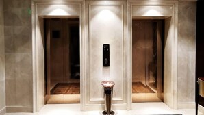 An elevator with a modern design, a control panel, and a decorative object in the center. - Greentree Eastern Hotel (Jianhu Ouba Liya Life Square) (Jianhu)