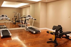 A gym with treadmills, a weight bench, and exercise equipment. - Greentree Eastern Hotel (Jianhu Ouba Liya Life Square) (Jianhu)