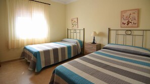 2 chambres, fer et planche à repasser, Wi-Fi gratuit, draps fournis