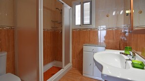 Douche, serviettes fournies
