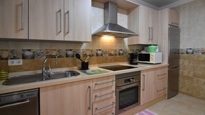 Kjøleskap, mikrobølgeovn, ovn og oppvaskmaskin