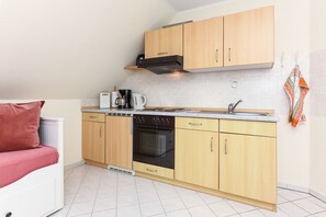 Køleskab, mikrobølgeovn, ovn, højstol