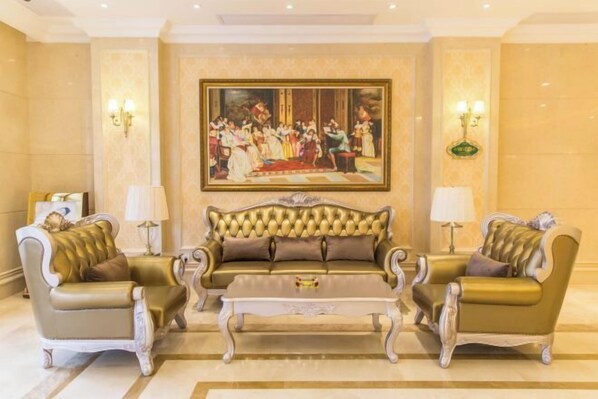 A luxurious lobby with a large painting, elegant sofas, and classic lamps. - Vienna Hotel (Yulin Pedestrian Street) (Yulin)