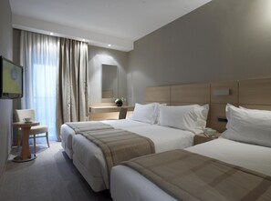 Habitación estándar | Ropa de cama de alta calidad, edredón y minibar 