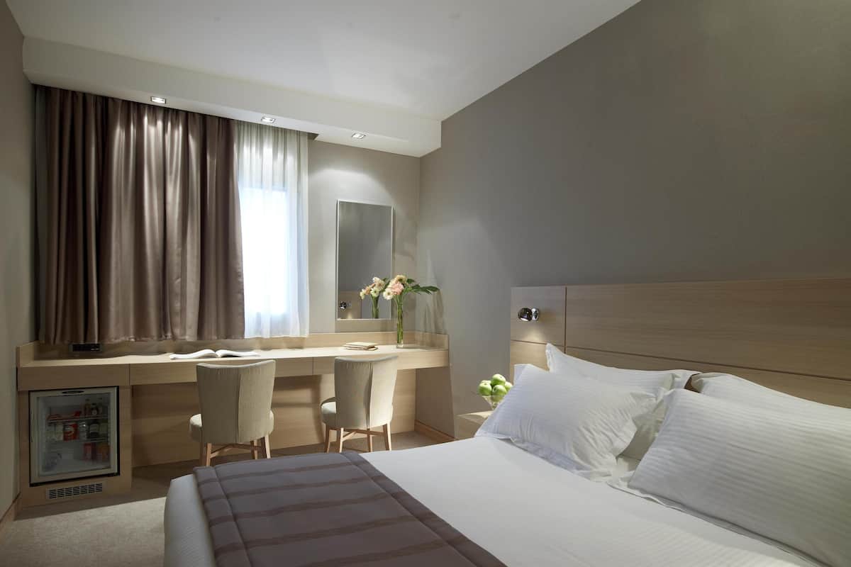 Camera Standard con letto matrimoniale o 2 letti singoli | Biancheria da letto di alta qualità, copriletto in piuma, minibar