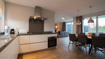 Een magnetron, een oven, een kookplaat, een vaatwasser