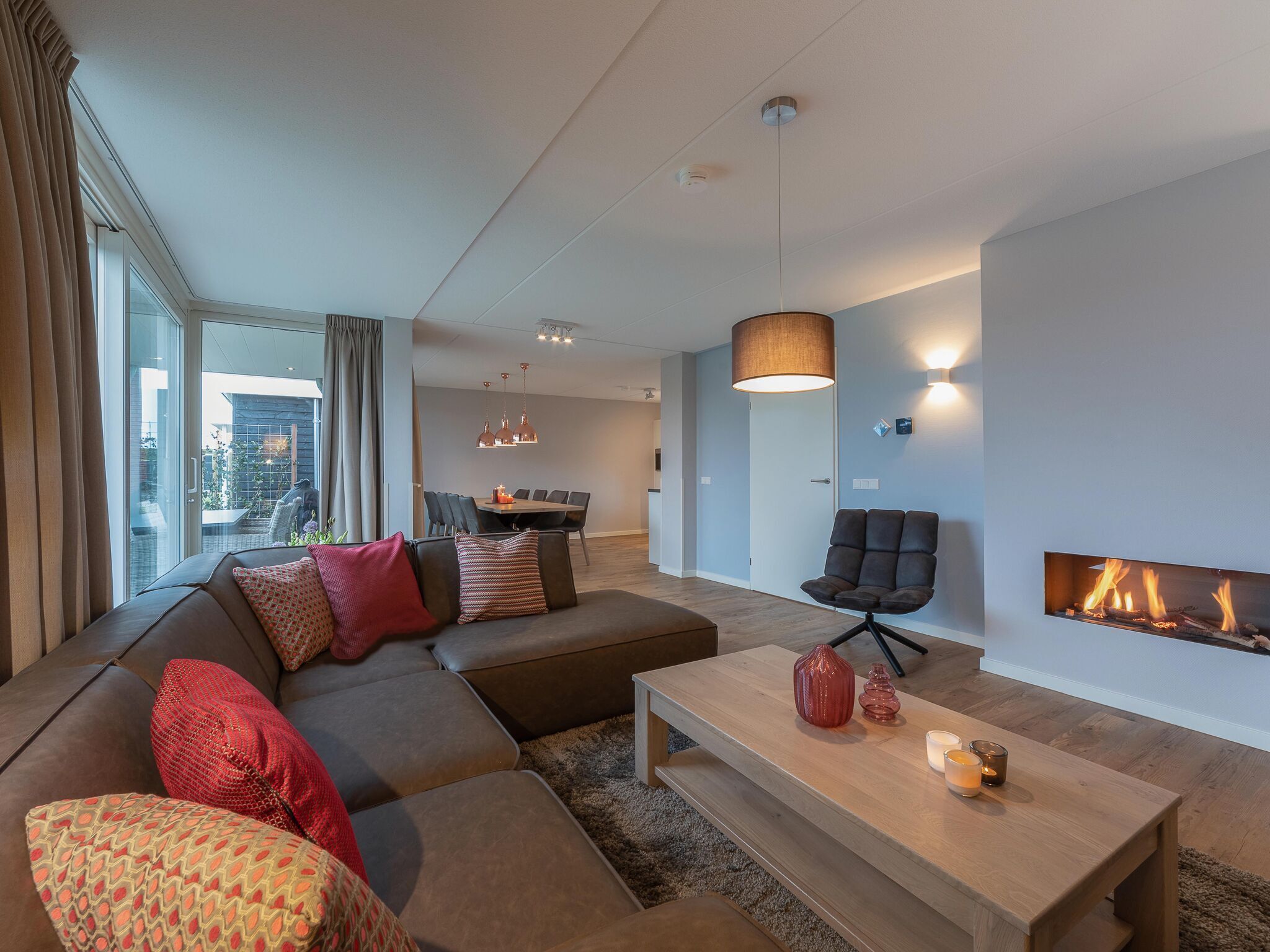 Télévision, cheminée, lecteur de DVD, chaîne hi-fi