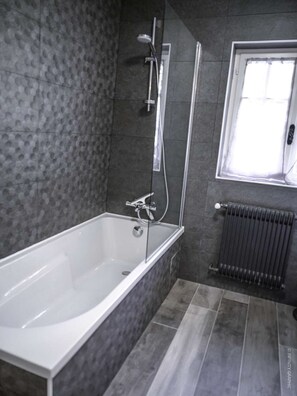 Badewanne, umweltfreundliche Kosmetikartikel, Haartrockner, Handtücher