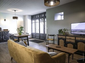 Smart TV, video games, DVD player, books - L'antre des Bastides - Charming gîte 4/5 pers - Heated pool & private spa (Saint-Martin-de-Villeréal)