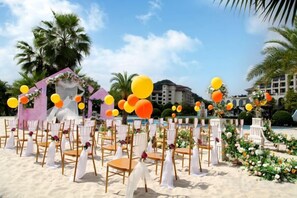 Montaje de boda al aire libre con sillas y decoración floral.