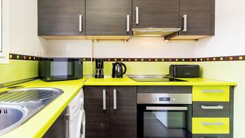 Een koelkast, een magnetron, een oven, een kookplaat