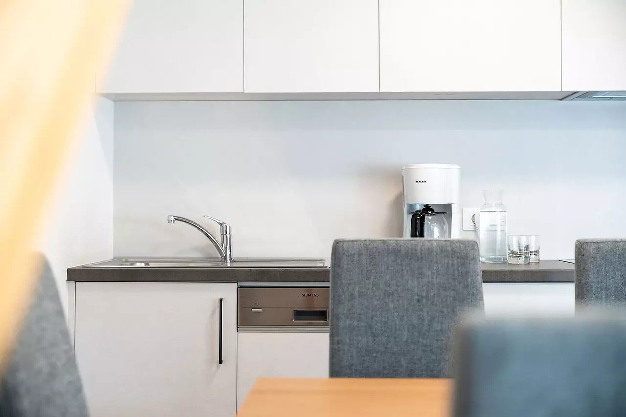 Réfrigérateur, plaque de cuisson, lave-vaisselle, cafetière/bouilloire