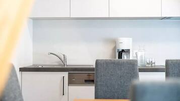 Réfrigérateur, plaque de cuisson, lave-vaisselle, cafetiÚre/bouilloire