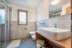 Douche, sèche-cheveux, serviettes fournies