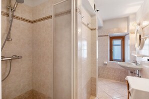 Een douche, een haardroger, handdoeken
