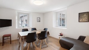 A modern living room with a dining table, chairs, a sofa, and a TV. - Gg 2 Apartment – Central Livigno, Gold Discount Card for Local Services Included (Livigno)
