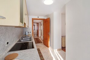 Frigorífico, microondas, placa de cocina y hervidor eléctrico
