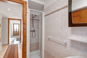 Een douche, gratis toiletartikelen, een haardroger, handdoeken