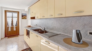 A kitchen with a sink, cabinets, and a kettle. - Gg 2 Apartment – Central Livigno, Gold Discount Card for Local Services Included (Livigno)