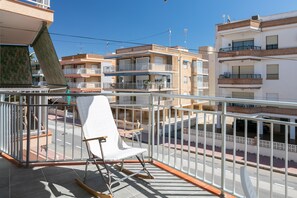 Property grounds - Apartment with Stunning Sea Views, Balcony and Wi-Fi (Santa Pola)