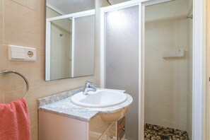 Shower, hair dryer, towels - Apartment with Stunning Sea Views, Balcony and Wi-Fi (Santa Pola)