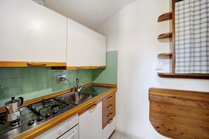 Geladeira, fogão, cooktop, talheres/pratos/utensílios de cozinha