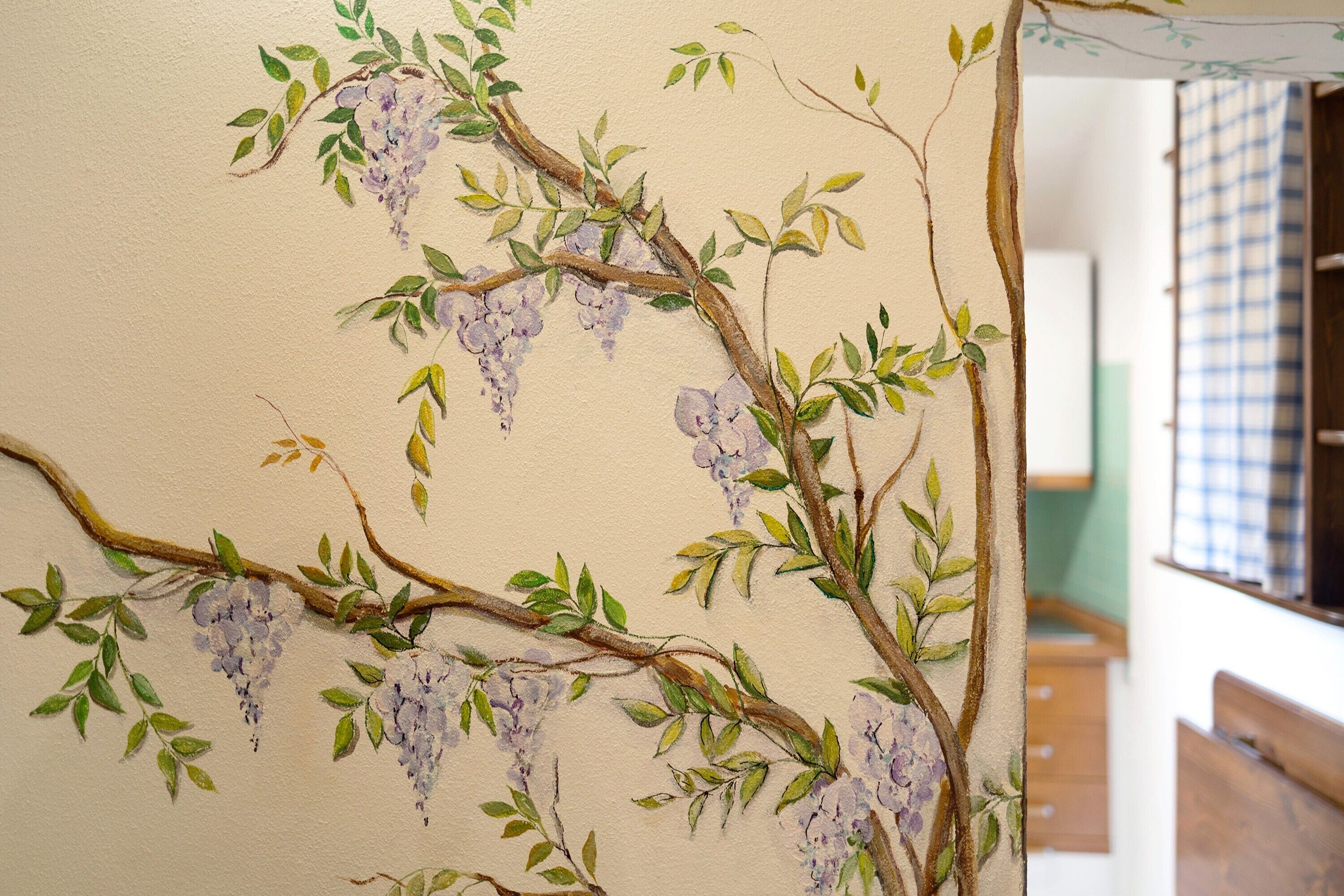 Eine Wand mit einem floralen Wandgemälde.