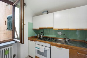 Refrigerador, horno, parrilla de estufa y utensilios de cocina 