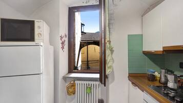 Refrigerador, horno, parrilla de estufa y utensilios de cocina