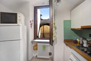 Fridge, oven, stovetop, cookware/dishes/utensils - Apartment 'La Casa Tonda' (dolceacqua)