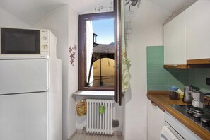 Frigorifero, forno, piano cottura, pentole/stoviglie/utensili