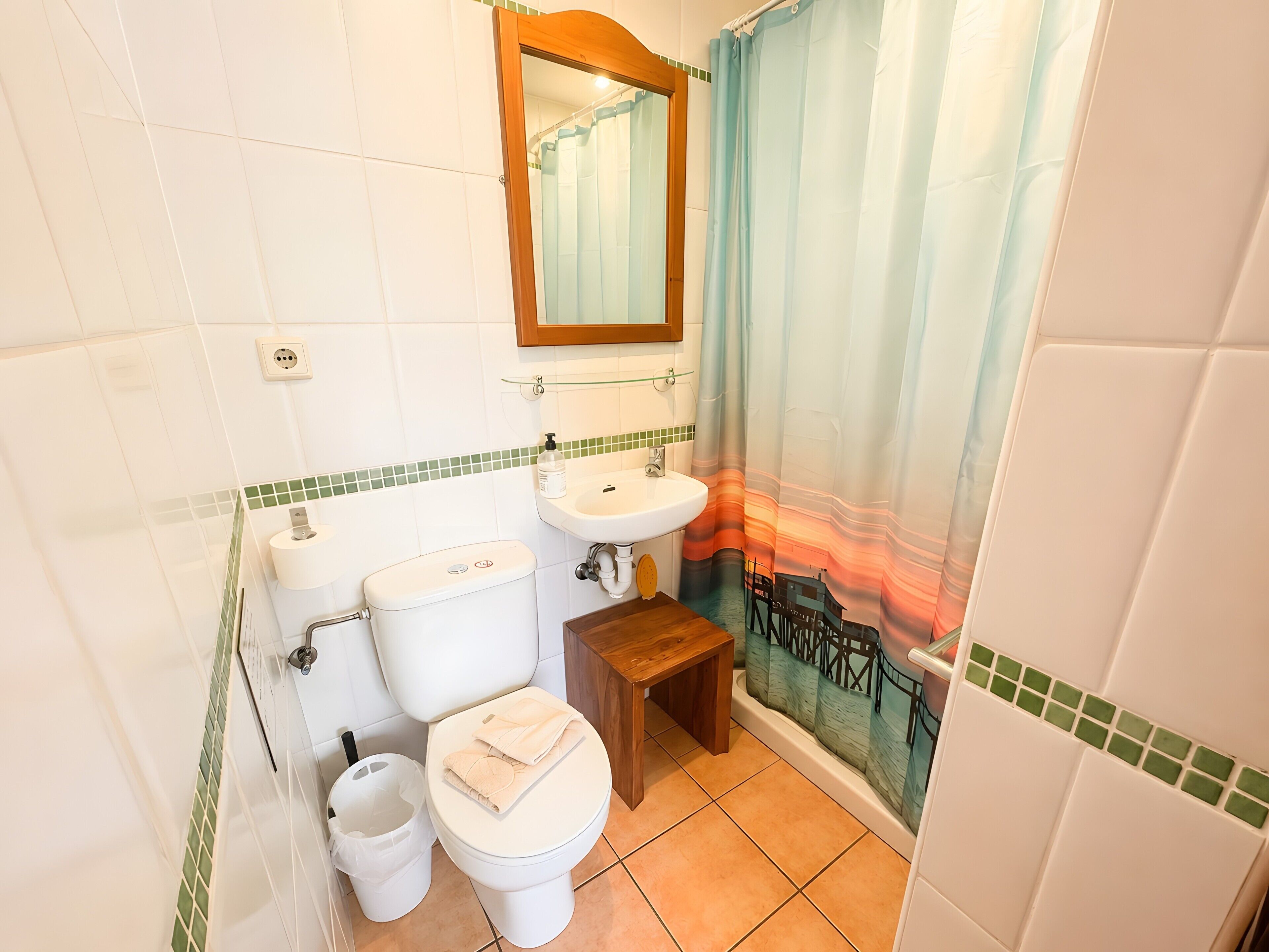 Badewanne, kostenlose Toilettenartikel, Haartrockner, Handtücher