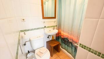 Badewanne, kostenlose Toilettenartikel, Haartrockner, Handtücher