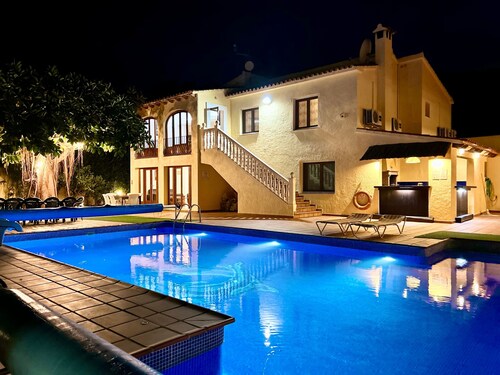 Villa "Casa Emilia" con piscina, jardín y Wi-Fi