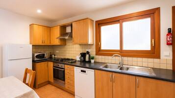 Coffee/tea maker, fridge, microwave, oven
