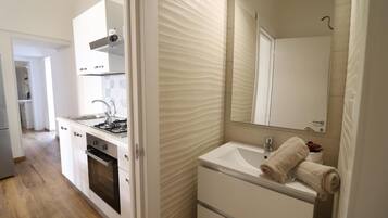 Frigorifero, forno, piano cottura, seggiolone