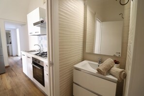 Frigorifero, forno, piano cottura, seggiolone